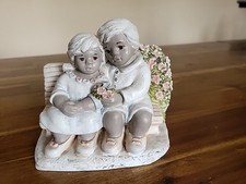 STEINFIGUR Pärchen auf Bank sitzend, pastellton, am BODEN etwas defekt