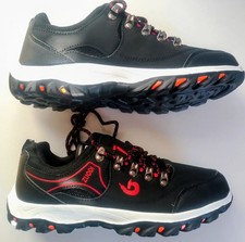 Wanderschuhe. Regenmäntel