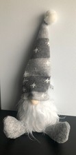 süßer sitzender Weihnachtswichtel / Gnom (Farbe: grau)