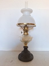 alte Petroleum Tisch Lampe, Gusseisen, Glasvase, Milchglas Schirm um 1910