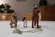 Schleich Pferde, Konvolut Familie mit 3 Pferden und Sattel/Zaumzeug, G27