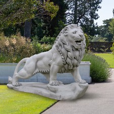 Löwe auf Fels rechts