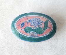 Asiatische Pillendose - kleine ovale Dose mit Deckel + Blumen-Motiv