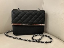 New Yorker schwarze Umhängetasche, Silberner Beschlag (Ungetragen)