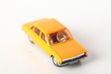 Wiking 1:87  PKW Ford Capri gelb mir zwei Fíguren im Auto Unikat  (293169) A96A