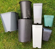 Pflanztöpfe , Rosentöpfe eckig und rund 14 Stück