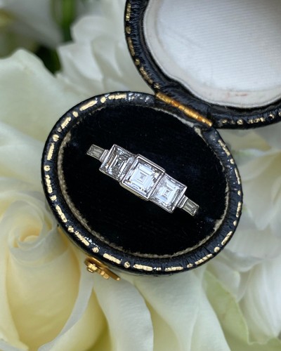 Ring mit drei - , steinen