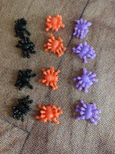 Klebrige kleine spinnen - kleine,