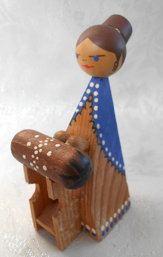 Klöppelfrau klöpplerin holz - klöppelfrau,