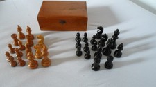 Antike Holz Schachfiguren im Holzkästchen 
