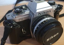 Nikon FG Schwarz analoge SLR mit Nikon Lense Series E 50mm 1:1,8 & Lederetui