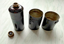 Tintenflasche im Metall-Köcher (schwarz), Messing-Schraubkappe, ca. 1930–50