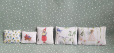 5 Kissen für die Puppenstube,  Handarbeit