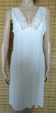 WEISSES UNTERKLEID - SPITZE -