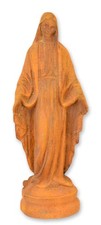 Eine rostige Madonnenfigur aus