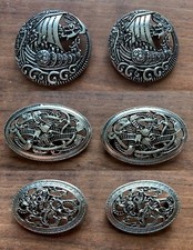 2 Stück Fibel Gewandnadel Brosche Anstecker Wikinger Schiff Ornamente K11.13 Tyr