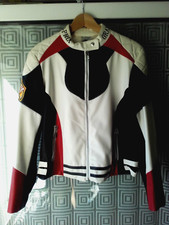 Herren Lederjacke von Feilida First Quality Weiß, Schwarz, Rot, So eng wie Gr. S