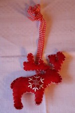 Dekoration  im Winter Rentier aus Filz rot mit Schneeflocke bestickt, zum Hängen