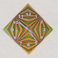 Geometrie trifft Natur – Handgefertigte Designer-Wanduhr aus Akazienholz (28x28)