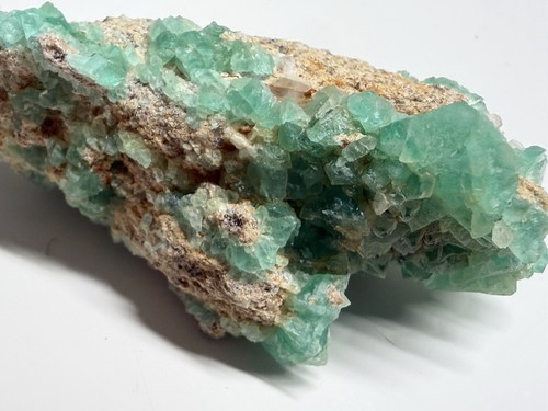 Grüner fluorit rundum besetzt - grüner,