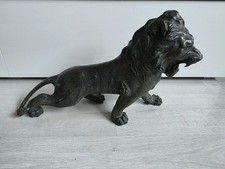 Große massive Löwen Skulptur