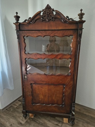 Vitrinenschrank antik aus der