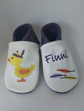 Krabbelschuhe/Lederpuschen Boho Ente Federn Namen personalisiert bestickt weiß