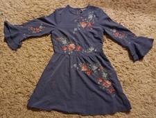 Blaugraues mit schönen Rosen besticktes Kleid in Gr. 40 von Divided (H&M)