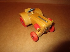 Kleiner alter Holz Traktor aus den 50er Jahren altes Holzspielzeug sehr schön!