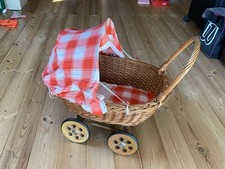 puppenwagen aus Korbgeflecht