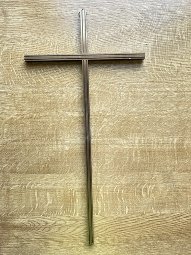 Schmales wandkreuz aus - aus, metall