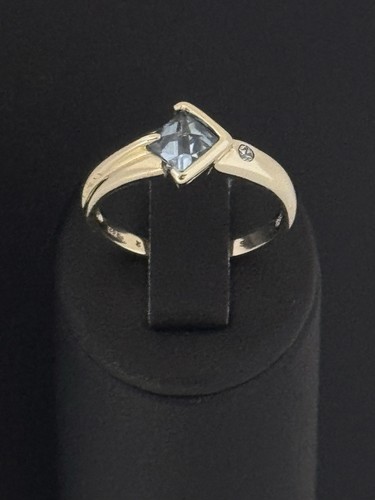 Goldring mit hellblauen