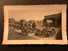 WH mehrere Motorräder, Beiwagenmaschinen, Gespanne vor Kasernen Werkstatthalle