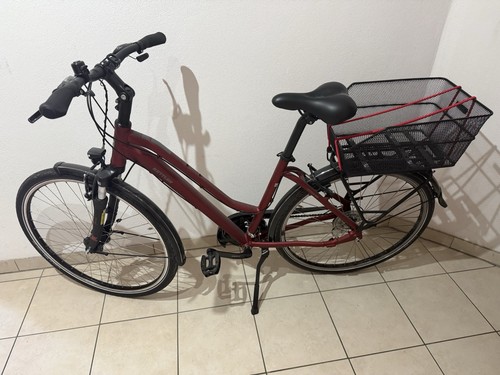 Weinrotes fahrrad mit - mit, korb