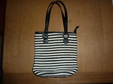 NEUE MADONNA FOR GIRLS SCHULTERTASCHE- SCHWARZ-WEISS GESTREIFT- 100% PAPIERSTROH