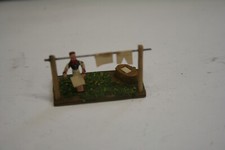 PREISER H0 HOLZ  405 FRAU HÄNGT WÄSCHE AUF          BS01