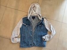 blaue Jeansjacke mit Kaputze