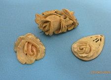 Antik Beinarbeit  Knochen 1 Brosche 2 Anhänger  ERBACHER ROSE  elfenbeinfarben