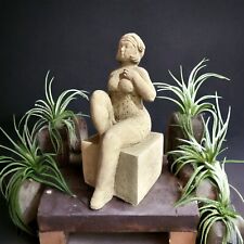 Badenixe auf einem Sockel