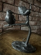 Vogel Auf Ast mit Schnecke