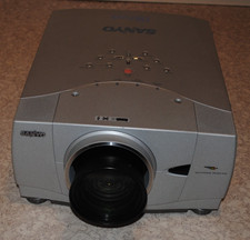 Sanyo PLC-XP55 Beamer Multimedia Projektor, 4500 Lumen, 82 Lampenstunden + Case