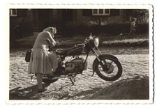 Fotografie Motorrad IFA-BK 350, Hausfrau lehnt am Krad 