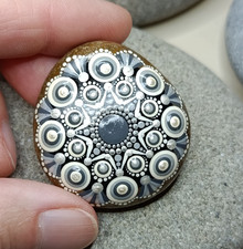 Mandala Stein, weiß, grau, Glücksbringer, Deko, Naturstein vom Bodensee, Unikat