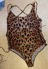 Body, tiefer Rückenausschnitt, Leomuster, seitlich offen in Braun - Gr. L