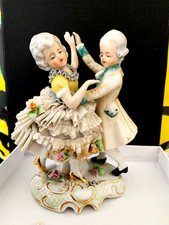Porzellan Figur, Tanzendes Biedermeier Paar mi Spitzenkleid. H 13 x B 11
