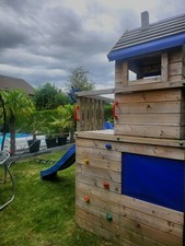 Holz-Spielhaus für Kinder mit Kletterwand und Rutsche Garten