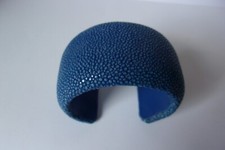 Rochenleder breite Armspange, Armreif, blau, von Thompson Luxury