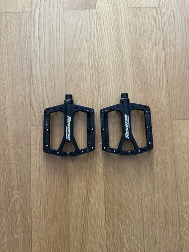 Reverse components black - black, one