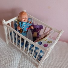 Püppchen für die Puppenstube bzw. Puppenhaus, Puppenbett, Kissen, Trinkflasche