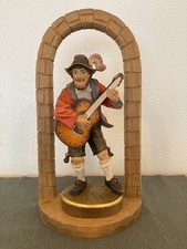 sehr schön geschnitzte Holzfigur, Musiker mit Gitarre im Torbogen, alpenländisch
